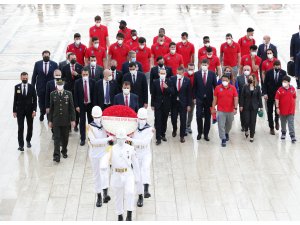 Euroleague ve Basketbol Süper Ligi şampiyonu Anadolu Efes, Anıtkabir’de