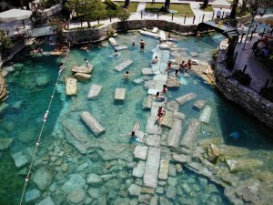 Beyaz cennet Pamukkale’ye yerli ve yabancı turistlerden yoğun ilgi