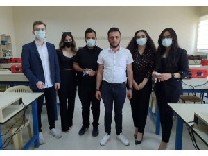 Erzincan’da üniversite öğrencileri Covid-19 hastaları için akıllı bileklik üretti