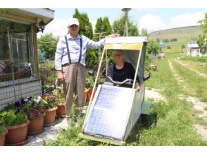 Eşine sera malzemelerinden elektrikli araba yaptı