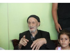 Covid-19’a yakalanmayan 110 yaşındaki Mahmut dede, günde 2 litre kola içiyor