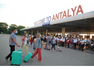 Antalya’ya hafta sonu 683 uçakla 128 bin turist geldi