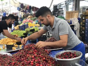 Yağmur yağsa da pazar tezgahları boş kalmadı