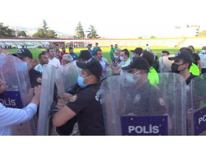 Maçın bitiş düdüğü ile saha karıştı, polis olaya müdahale etti