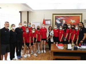 İşitme Engelliler Voleybol Kadın Milli Takımı’ndan Başkan Köse’ye ziyaret