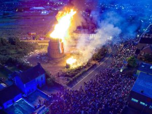 Kuzey İrlanda’da "On Birinci Gece” dev ateşler yakılarak kutlandı