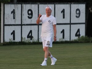 Altay’da Mustafa Denizli sahaya indi