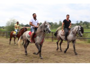 Geleneksel Rahvan At Yarışları nefes kesti