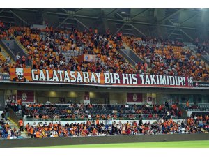 Galatasaraylı taraftarlar tribünlerde