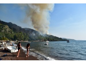 Marmaris’te tatil ve yangın bir arada