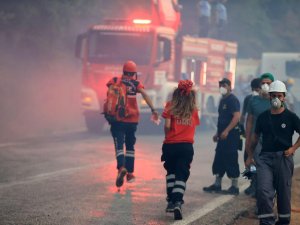 Muğla’daki yangının gizli kahramanları yoğun çaba sarf ediyor