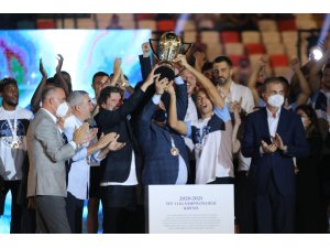 Adana Demirspor’un kupa töreni gerçekleştirdi