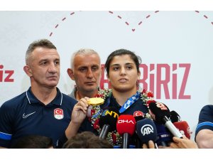 Olimpiyat şampiyonu Busenaz Sürmeneli yurda döndü