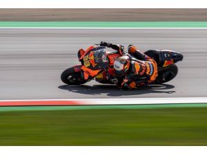 Brad Binder ıslak zeminde kuru lastiklerle yarış kazandı