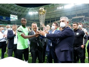 Giresunspor’da kupa töreni yapıldı