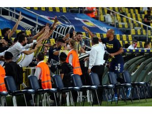 Fenerbahçeli futbolculardan taraftara tişört