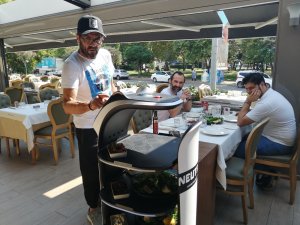 Kadıköy’de kebapçıda robot garson ile servis dönemi