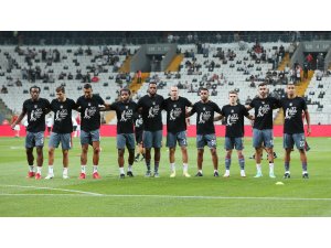 Beşiktaş ısınmaya 30 Ağustos tişörtleriyle çıktı