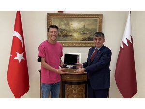 Mesut Özil, Doha Büyükelçisi Göksu’yu ziyaret etti