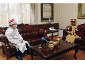 Diyanet İşleri Başkanı Erbaş siyam ikizleri ile bir araya geldi