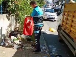 Pendik’te temizlik işçisinin yürek ısıtan Türk bayrağı hassasiyeti