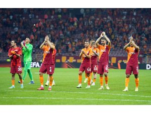 Galatasaraylı futbolcular galibiyeti taraftarlarla kutladılar