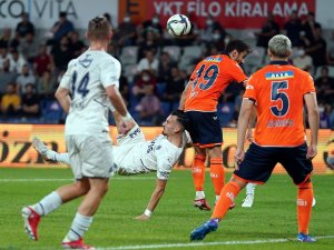 Süper Lig: Medipol Başakşehir: 1 - Fenerbahçe: 0 (İlk yarı)