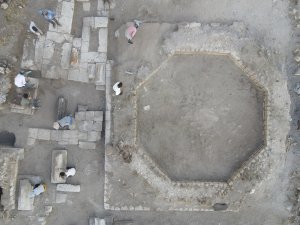 Ani’de bulunan kümbet ve oda mezarlar havadan görüntülendi