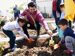 Ünlü oyuncu hükümlü çocuklarıyla fidan dikti