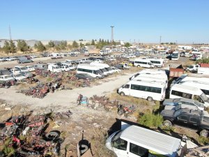 Milyonlarca TL değerinde araçlar toprağa gömülüyor