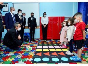 Milli Eğitim Bakanı Özer, öğrencilerle satranç oynayıp kitap okudu