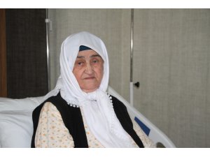 2 doz aşı hayatta tuttu, 89 yaşındaki Firdevs nine koronayı hafif atlattı