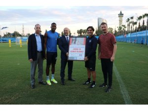 Adana Demirsporlu futbolcular korona virüs aşılamalarına destek verdi