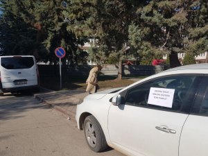 Yaya yoluna park edilen aracın camına asılan yazı şaşkına çevirdi