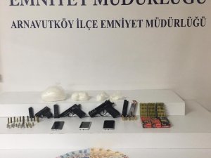 Arnavutköy’de uyuşturucu satıcısı polisin takibine takıldı