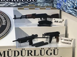 Eylem planı deşifre olan DHKP/C terör örgütünden ele geçirilen silahlar emniyette sergilendi