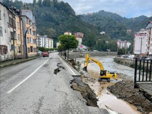 İstinat duvarı çalışması yapılan yol çöktü