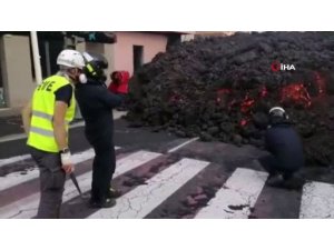 İspanyol bilim adamları La Palma’daki yanardağ için lavlardan örnekler topladı