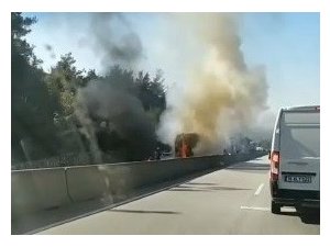 Seyir halindeki tıra arkadan çarpan kamyon alev aldı, Ankara yolu ulaşıma kapandı