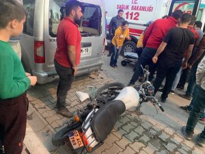 Park halindeki araca çarpan motosiklet sürücüsü ölümden döndü