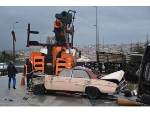 Arızalanan aracı yolcularla birlikte taşıyan çekici TEM’de devrildi