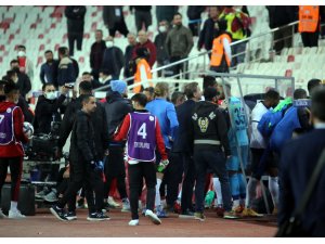 Sivasspor-Adana Demirspor maçı bitti tünelde tartışma çıktı