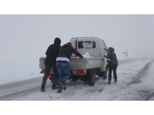 Sahara Geçidi’nde kar ve tipi