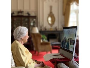 Kraliçe II. Elizabeth’in hastaneden çıktıktan sonraki ilk görüşmeleri