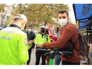 Kaldırımda scooter kullanan gençten şaşırtan ceza tepkisi: “Randevum var, acelece eder misiniz”