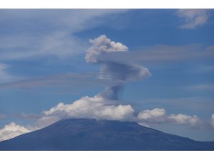 Popocatepetl Yanardağı kül ve duman püskürtmeye devam ediyor