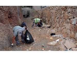 Dere yataklarından 485 torba çöp toplandı