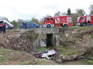 Yeni aldığı otomobiliyle dereye uçtu: 3 yaralı