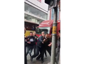 Kamyonet sürücüsü ile İETT şoförü tekme tokat birbirine saldırdı