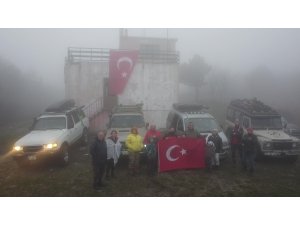 Cumhuriyet Bayramı için Kazdağları’nın 1029 rakımlı tepesinde bulutların içinde bayrak açtılar